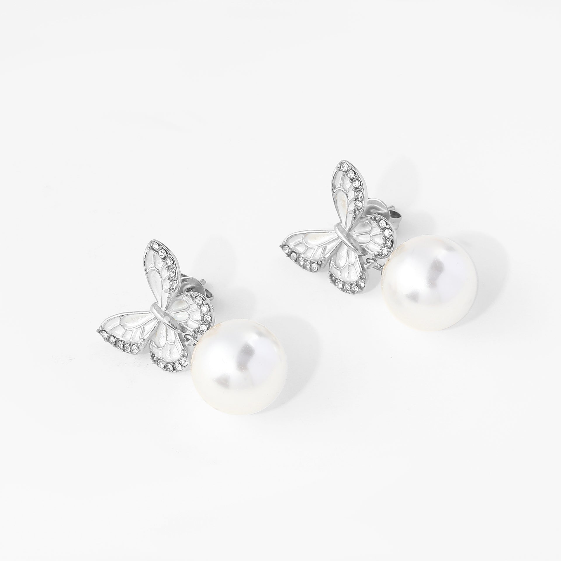 Cercei cu fluture și perle – Eleganță romantică 🦋✨